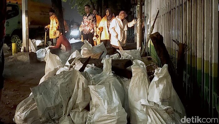 Jelang tengah malam, usai hujan deras yang mengguyur dan menggenangi sebagian wilayah Surabaya, Wali Kota Risma akhirnya turun tangan langsung memantau banjir di wilayahnya.