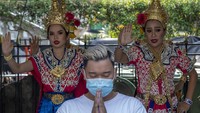 Otoritas Thailand mengumumkan kasus pertama penularan virus corona dari manusia ke manusia atau antarmanusia di dalam wilayahnya. Sejauh ini, total ada 19 kasus virus corona yang terkonfirmasi di Thailand, dengan tujuh pasien di antaranya telah dinyatakan sembuh.