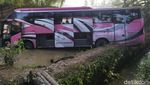 Begini Potret Bus yang Terjun ke Kolam Ikan di Ciamis