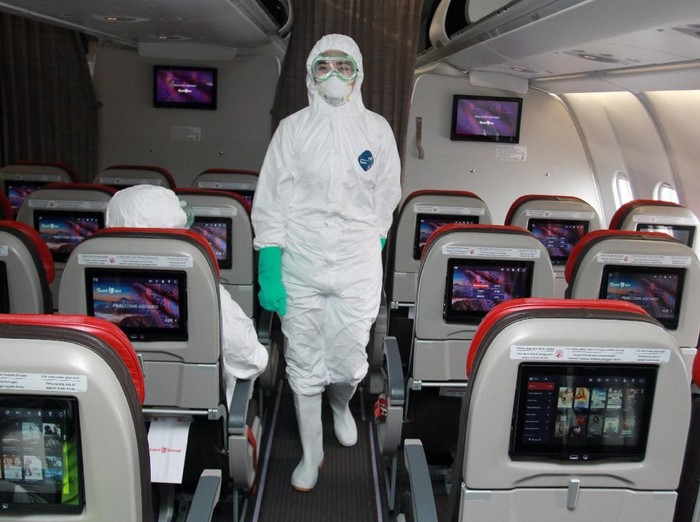 Pesawat tipe A-330 milik Batik Air melakukan persiapan untuk menjemput Warga Negara Indonesia (WNI) di Wuhan, China, di Bandara Soekarno-Hatta, Tanggerang, Sabtu (1/2/2020). ANTARA FOTO/Muhammad Iqbal/gp/hp.