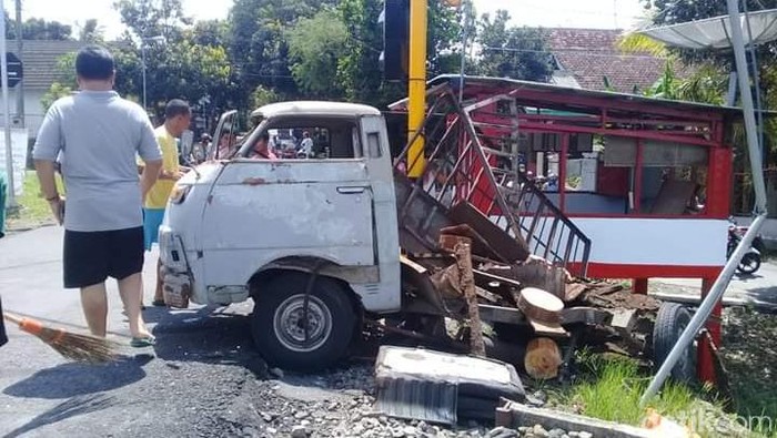 pikap tertabrak kereta