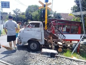 Pikap Tertabrak Kereta, 2 Penumpang Luka Berat 3 Perjalanan KA Terganggu