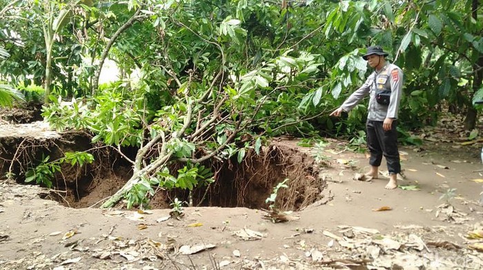 Lubang menganga di Maros (M Bakrie-detikcom)