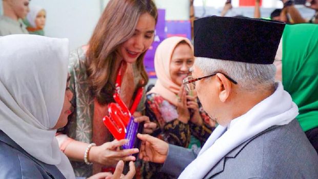 Simbolisasi Penyerahan Plakat, Co-Founder Woobiz, Putri Noor Shaqina Bersama Nurul Hidayatul Ummah, Ketua Umum PP IPPNU.