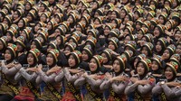 Penari menampilkan tarian Ratoh Jaroe dari Aceh pada acara Garapan Massal 1001 Penari di Balaikota, Solo, Jawa Tengah, Minggu (2/2/2020).