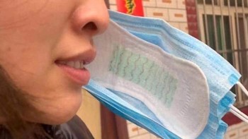 Buat wanita ini mungkin masker saja tidak cukup aman. Maka dia menempelkan pantyliner atau pembalut tipis untuk sehari-hari di balik maskernya. Duh, bukannya malah jadi bikin sesak ya? Foto: via Bored Panda