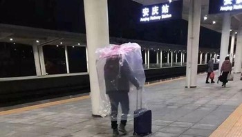 Agar aman bepergian, sekujur badan ditutupi oleh tudung plastik seperti ini. Foto: via Bored Panda