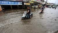 Kendaraan yang melintas terutama pengendara sepeda motor pun harus ekstra hati-hati.