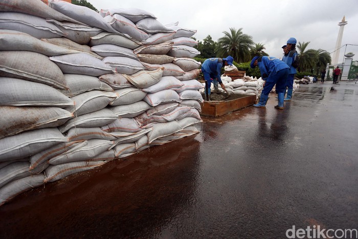 Usai Banjir, Pasukan Biru Perbaiki Saluran Air di Monas Pagi tadi, banjir merendam kawasan Istana Negara dan Monas. Usai banjir surut, Pasukan Biru, langsung memperbaiki saluran air di kawasan Silang Monas, Jakarta.