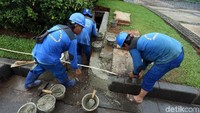 Tanah dan serta sampah yang ada di saluran air juga dibersihkan.