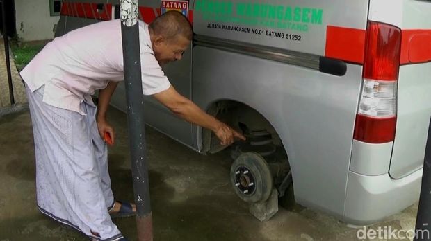 Petugas menunjukkan roda ban ambulans yang hilang digondol maling