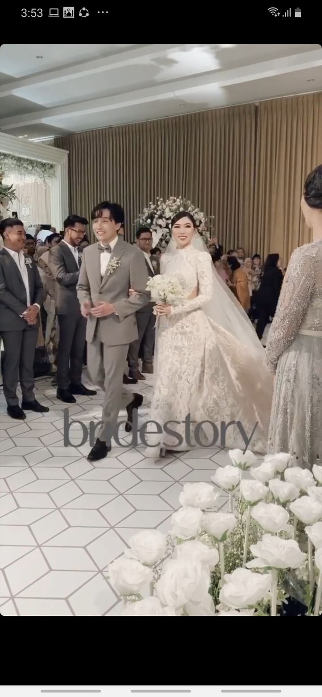 Karya desainer Yefta Gunawan kembali menjadi pilihan Isyana di hari bahagianya. Kali ini gaun putih rancangan Yefta dikenakannya di resepsi pernikahannya dengan Reyhan. Foto: dok. The Bridestory