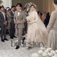 Karya desainer Yefta Gunawan kembali menjadi pilihan Isyana di hari bahagianya. Kali ini gaun putih rancangan Yefta dikenakannya di resepsi pernikahannya dengan Reyhan. Foto: dok. The Bridestory