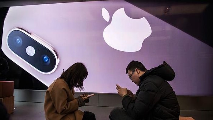 BEIJING, CHINA - FEBRUARY 01: A Chinese employee wears a protective mask as he sits in the showroom of an Apple Store after it closed for the day on February 1, 2020 in a shopping district in Beijing, China. Apple announced it was closing all of its stores in China until February 9th due to the outbreak of the coronavirus in Wuhan, The number of cases of a deadly new coronavirus rose to almost 12000 in mainland China Saturday, days after the World Health Organization (WHO) declared the outbreak a global public health emergency. China continued to lock down the city of Wuhan in an effort to contain the spread of the pneumonia-like disease which medicals experts have confirmed can be passed from human to human. In an unprecedented move, Chinese authorities have put travel restrictions on the city which is the epicentre of the virus and neighbouring municipalities affecting tens of millions of people. The number of those who have died from the virus in China climbed to over 250 on Saturday, mostly in Hubei province, and cases have been reported in other countries including the United States, Canada, Australia, Japan, South Korea, India, the United Kingdom, Germany, France and several others. The World Health Organization  has warned all governments to be on alert and screening has been stepped up at airports around the world. (Photo by Kevin Frayer/Getty Images)