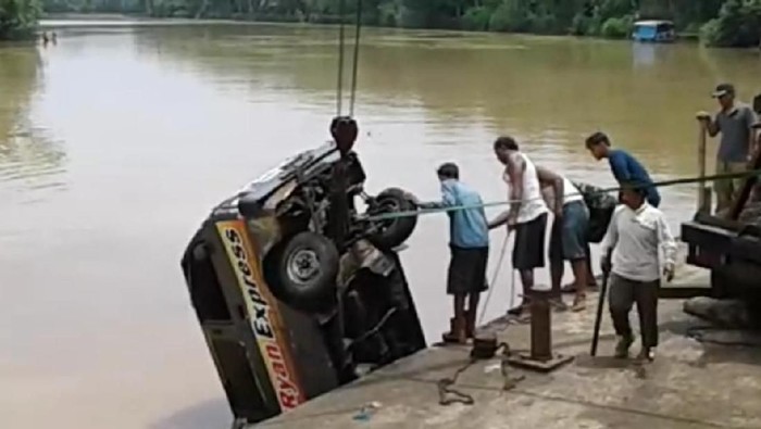 Evakuasi minibus yang nyebur ke dalam Sungai Citanduy Pangandaran
