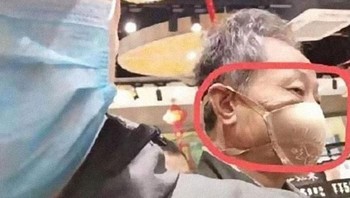 Bapak yang satu ini mungkin kehabisan stok masker sehingga punya ide untuk menggunakan belahan bra milik istrinya. Foto: via Bored Panda