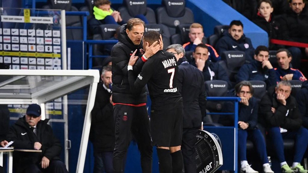Kylian Mbappe terlihat tak senang hati saat diganti oleh Thomas Tuchel di laga kontra Montpellier (Foto: FRANCK FIFE / AFP)