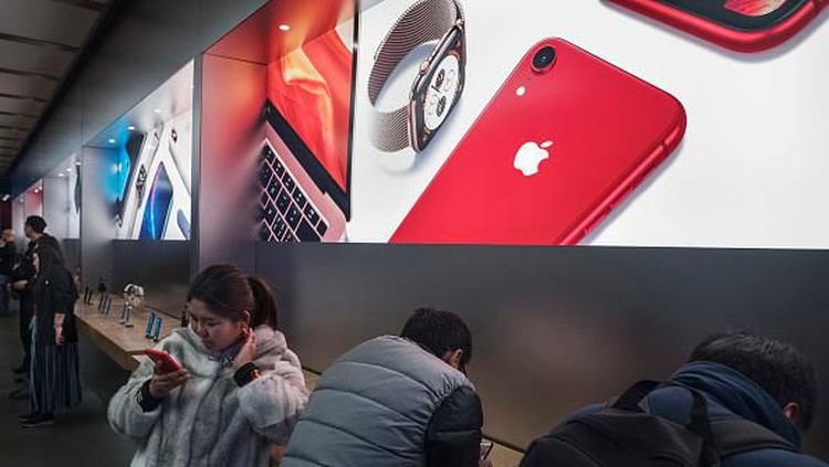 Apple Stores di China BEIJING, CHINA - FEBRUARY 01: A Chinese employee wears a protective mask as he sits in the showroom of an Apple Store after it closed for the day on February 1, 2020 in a shopping district in Beijing, China. Apple announced it was closing all of its stores in China until February 9th due to the outbreak of the coronavirus in Wuhan, The number of cases of a deadly new coronavirus rose to almost 12000 in mainland China Saturday, days after the World Health Organization (WHO) declared the outbreak a global public health emergency. China continued to lock down the city of Wuhan in an effort to contain the spread of the pneumonia-like disease which medicals experts have confirmed can be passed from human to human. In an unprecedented move, Chinese authorities have put travel restrictions on the city which is the epicentre of the virus and neighbouring municipalities affecting tens of millions of people. The number of those who have died from the virus in China climbed to over 250 on Saturday, mostly in Hubei province, and cases have been reported in other countries including the United States, Canada, Australia, Japan, South Korea, India, the United Kingdom, Germany, France and several others. The World Health Organization has warned all governments to be on alert and screening has been stepped up at airports around the world. (Photo by Kevin Frayer/Getty Images)