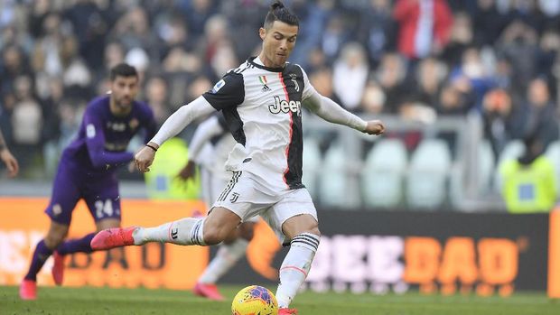 Ronaldo melesakkan dua gol ke gawang Fiorentina melalui eksekusi penalti. (