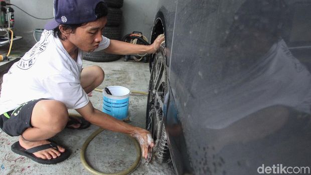 Bagian roda masih dicuci dengan air biasa