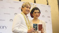 Patah Hati Nasional Jilid 2 datang lagi. Setelah patah hati karena Raisa dan Hamish, kini netizen merasakan hal sama karena pernikan Isyana dan Rayhan. Foto: Rayhan Maditra dan Isyana Sarasvati (Foto: Pingkan Anggraini)