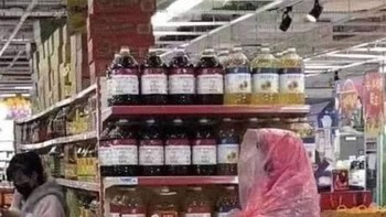 Sepertinya orang ini terpaksa harus keluar rumah untuk berbelanja kebutuhan. Untuk itu dia melindungi diri dengan menutup semua tubuhnya, bahkan belanjaannya. Foto: via Bored Panda