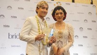 Buku nikah itu mereka dapatkan setelah melangsungkan akad nikah pagi tadi. (Foto: Pingkan Anggraini)