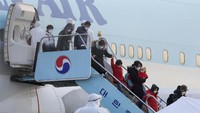 Warga Korsel tiba di Gimpo Airport setelah diterbangkan dari Wuhan. Kim Kyun-hyun/Newsis via AP.