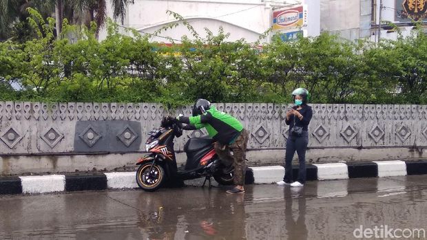 Terjang Banjir di Gunung Sahari Jakpus, Motor dan Mobil Mogok