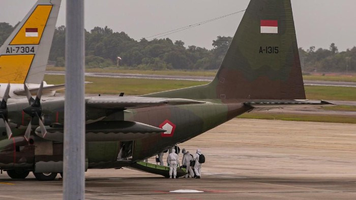 250 WNI yang Dievakuasi dari Wuhan Tiba di Batam Sebanyak 250 WNI yang dievakuasi dari Kota Wuhan, China turun dari pesawat setibanya di Bandara Hang Nadim, Batam, Kepulauan Riau, Minggu (2/2/2020). WNI yang dievakuasi dari Wuhan tersebut kemudian diterbangkan kembali menuju Ranai, Natuna untuk menjalani observasi. ANTARA FOTO/M N Kanwa/aww.
