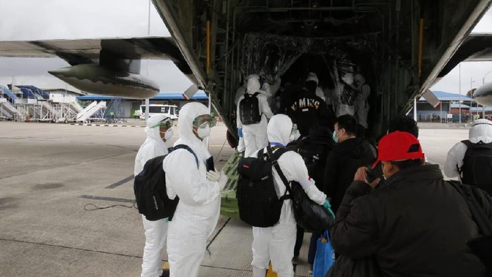 238 WNI yang dievakuasi dari Wuhan, China, sudah tiba di Batam. Mereka lantas dipindahkan ke 3 pesawat TNI AU yang akan membawanya ke Natuna.