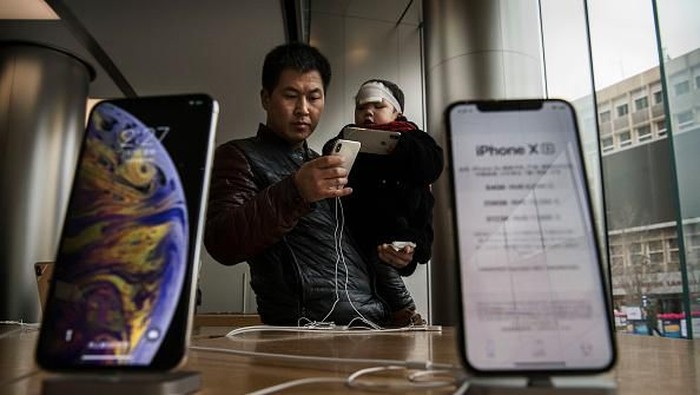 BEIJING, CHINA - FEBRUARY 01: A Chinese employee wears a protective mask as he sits in the showroom of an Apple Store after it closed for the day on February 1, 2020 in a shopping district in Beijing, China. Apple announced it was closing all of its stores in China until February 9th due to the outbreak of the coronavirus in Wuhan, The number of cases of a deadly new coronavirus rose to almost 12000 in mainland China Saturday, days after the World Health Organization (WHO) declared the outbreak a global public health emergency. China continued to lock down the city of Wuhan in an effort to contain the spread of the pneumonia-like disease which medicals experts have confirmed can be passed from human to human. In an unprecedented move, Chinese authorities have put travel restrictions on the city which is the epicentre of the virus and neighbouring municipalities affecting tens of millions of people. The number of those who have died from the virus in China climbed to over 250 on Saturday, mostly in Hubei province, and cases have been reported in other countries including the United States, Canada, Australia, Japan, South Korea, India, the United Kingdom, Germany, France and several others. The World Health Organization  has warned all governments to be on alert and screening has been stepped up at airports around the world. (Photo by Kevin Frayer/Getty Images)
