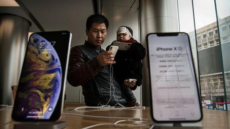 BEIJING, CHINA - FEBRUARY 01: A Chinese employee wears a protective mask as he sits in the showroom of an Apple Store after it closed for the day on February 1, 2020 in a shopping district in Beijing, China. Apple announced it was closing all of its stores in China until February 9th due to the outbreak of the coronavirus in Wuhan, The number of cases of a deadly new coronavirus rose to almost 12000 in mainland China Saturday, days after the World Health Organization (WHO) declared the outbreak a global public health emergency. China continued to lock down the city of Wuhan in an effort to contain the spread of the pneumonia-like disease which medicals experts have confirmed can be passed from human to human. In an unprecedented move, Chinese authorities have put travel restrictions on the city which is the epicentre of the virus and neighbouring municipalities affecting tens of millions of people. The number of those who have died from the virus in China climbed to over 250 on Saturday, mostly in Hubei province, and cases have been reported in other countries including the United States, Canada, Australia, Japan, South Korea, India, the United Kingdom, Germany, France and several others. The World Health Organization  has warned all governments to be on alert and screening has been stepped up at airports around the world. (Photo by Kevin Frayer/Getty Images)