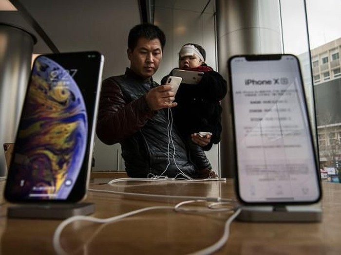 BEIJING, CHINA - FEBRUARY 01: A Chinese employee wears a protective mask as he sits in the showroom of an Apple Store after it closed for the day on February 1, 2020 in a shopping district in Beijing, China. Apple announced it was closing all of its stores in China until February 9th due to the outbreak of the coronavirus in Wuhan, The number of cases of a deadly new coronavirus rose to almost 12000 in mainland China Saturday, days after the World Health Organization (WHO) declared the outbreak a global public health emergency. China continued to lock down the city of Wuhan in an effort to contain the spread of the pneumonia-like disease which medicals experts have confirmed can be passed from human to human. In an unprecedented move, Chinese authorities have put travel restrictions on the city which is the epicentre of the virus and neighbouring municipalities affecting tens of millions of people. The number of those who have died from the virus in China climbed to over 250 on Saturday, mostly in Hubei province, and cases have been reported in other countries including the United States, Canada, Australia, Japan, South Korea, India, the United Kingdom, Germany, France and several others. The World Health Organization  has warned all governments to be on alert and screening has been stepped up at airports around the world. (Photo by Kevin Frayer/Getty Images)