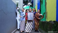 Pantauan detikcom, Minggu (2/2/2020) lima orang mojang Bandung yang mengenakan pakaian kabaya khas wanita Sunda, satu orang memegang foto Ibu Inggit Garnasih dan empat lainnya  menari sambil memegang dua tangkai bunga krisan putih.