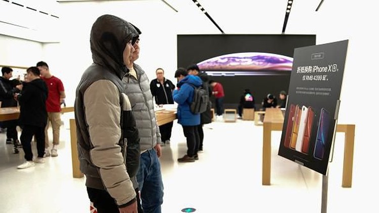 Apple Stores di China BEIJING, CHINA - JANUARY 07: Customers look at iPhones on display at an Apple Store on January 7, 2019 in Beijing, China. Apple Inc. lowered its revenue guidance last week, blaming Chinas slowing economy and weaker than expected iPhone sales, as the companys chief executive officer Tim Cook said in a letter to investors the sales problems were primarily in its Greater China region that accounts for almost 20 percent of its revenue and includes Hong Kong and Taiwan. (Photo by Kevin Frayer/Getty Images)