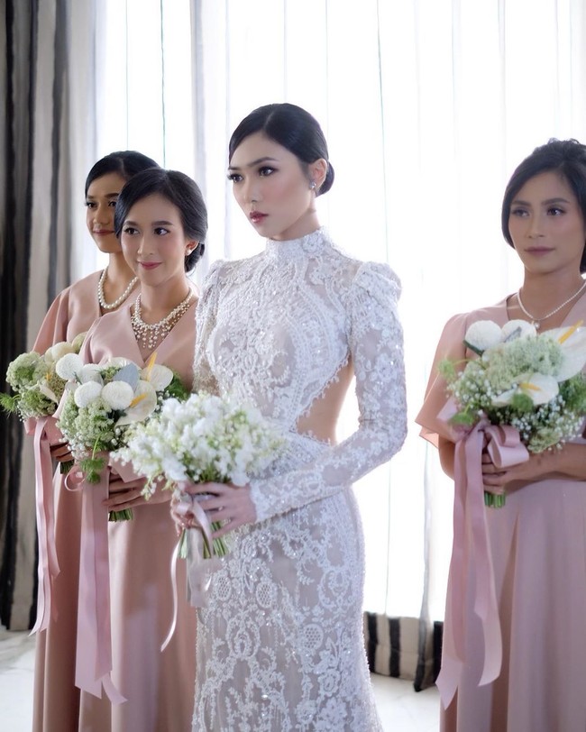 Isyana memilih tatanan rambut sleek untuk resepsi pernikahannya. Penampilannya yang simpel ini tetap terlihat menawan. Bagaimana menurutmu? Foto: Instagram