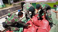 Prajurit TNI Satgas Yonif Raider 641/Bru memeriksa tumpukan karung berisi bawang merah illegal asal Malaysia di Pos Kotis Entikong, Kabupaten Sanggau, Kalimantan Barat, Sabtu (1/2/2020).