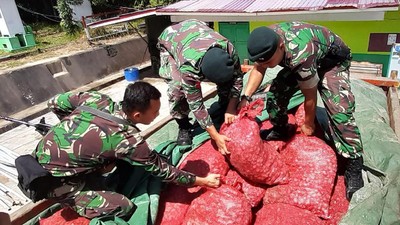 5,4 Ton Bawang Merah Ilegal Diamankan Prajurit TNI