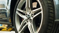 Ford memiliki terobosan agar pelek mobilnya tidak mudah dicuri. Pabrikan asal Amerika Serikat itu bekerja sama dengan EOS, pemasok otomotif, untuk mebuat mur khusus untuk dipasang di pelek mobil. Foto: Dok. Ford