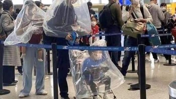 Tempat umum seperti bandara, stasiun kereta dan pelabuhan memang dikhawatirkan punya potensi penularan virus tertinggi. Jadi tidak heran mereka yang akan berpergian, terutama yang membawa balita akan ekstra usaha melindungi diri. Foto: via Bored Panda