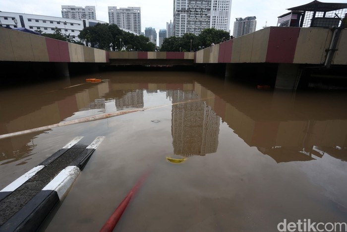 Waduh! Underpass Kemayoran Kembali Banjir Hujan deras yang mengguyur Jakarta pagi tadi membuat underpass Kemayoran kembali banjir. Ketinggian air diperkirakan mencapai 4 meter.