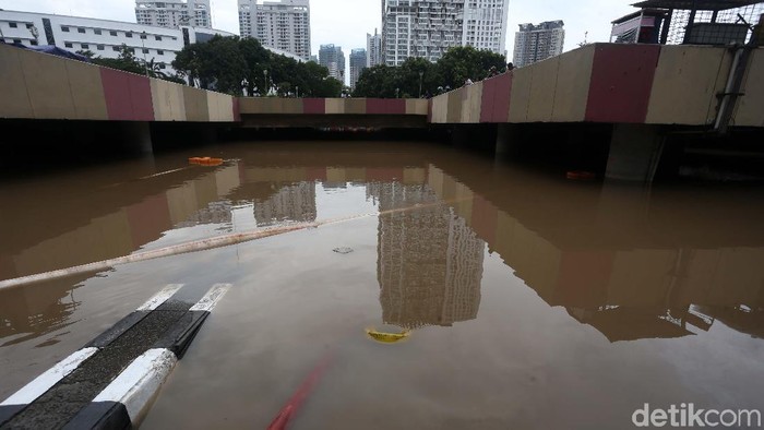 Waduh! Underpass Kemayoran Kembali Banjir Hujan deras yang mengguyur Jakarta pagi tadi membuat underpass Kemayoran kembali banjir. Ketinggian air diperkirakan mencapai 4 meter.