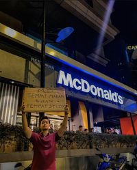 Dikritik Keras, Gadis Ini Marahi Anak Kecil Bercanda di Resto 