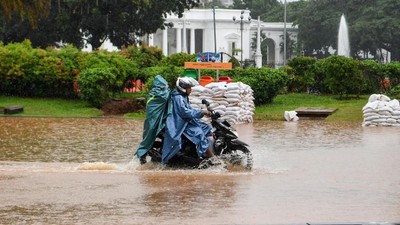 Depan Istana dan Monas juga Terendam Banjir Tadi Pagi