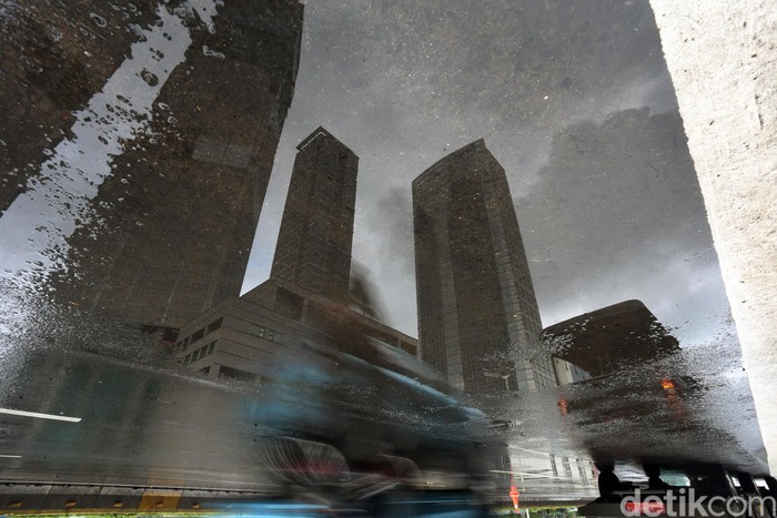 Potret Genangan Air yang Tersisa di Jakarta Hujan yang mengguyur Jakarta dan sekitarnya, Minggu (02/02/2020) pagi, membuat sejumlah ruas jalan di Ibukota dihiasi genangan air. Begini kondisinya.