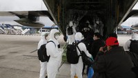 Satu persatu dari mereka kemudian menaiki pesawat TNI AU yang sudah disiapkan di samping pesawat Batik Air yang sebelumnya membawa mereka. Tiga pesawat tersebut yakni Hercules A-1315 dan dua pesawat Boeing AL-7304 dan A 7306. (Foto: Dok. Kemlu)