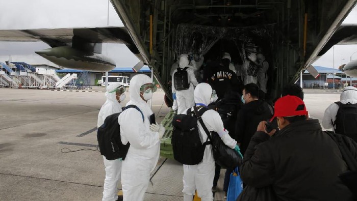 Proses evakuasi WNI dari Wuhan untuk observasi di Natuna (Foto: Dok. Kemlu)