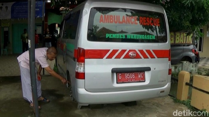Roda ambulans di Batang raib digondol maling