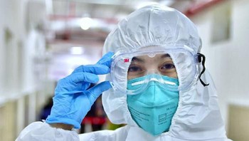 Perlengkapan standar tim medis tak hanya pakaiannya yang menutupi sekujur tubuh, mereka juga diwajibkan memakai kacamata, sarung tangan, masker, hingga sepatu khusus. Foto: Astroboys2019 via Bored Panda